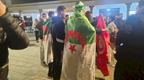 مشجعون جزائريون في ساحة 
