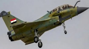 مقاتلة مصرية تضرب أهدافها بخاصية التوجيه بالعين