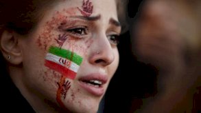 صورة أرشيفية لمتظاهرة ترسم على وجهها العلم الإيراني، وتشارك في تجمّع تضامني في باريس، في 9 أكتوبر 2022، دعمًا للاحتجاجات في إيران عقب وفاة الشابة مهسا أميني