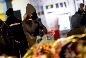 زهور وشموع الموضوعة قرب موقع الحريق الذي اندلع في حانة مكتظّة خلال احتفالات ليلة رأس السنة في منتجع كران-مونتانا الجبلي في الألب، 1 كانون الثاني (يناير) 2026.