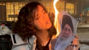 الصورة التي تحمل رمزية كبيرة لسقوط قادم للنظام الإيراني