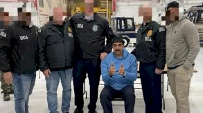 تصرف غريب للرئيس الفنزويلي المعتقل أثناء اقتياده للسجن؟ (فيديو)