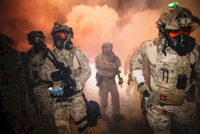 عناصر «أيس» استخدموا الغاز المسيل للدموع في موقع إطلاق نار شمالي مينيابولس يوم 14 يناير (د.ب.أ)