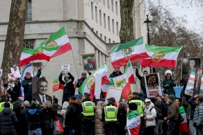 جانت من مظاهرة احتجاجية ضد ظهران في لندن