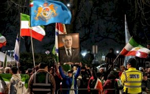 متظاهرون يرفعون صورة لرضا بهلوي أمام مبنى السفارة الإيرانية في لندن، تزامناً مع الاحتجاجات المناهضة للنظام 