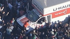 شاحنة تندفع داخل حشد خلال احتجاج ضد النظام الإيراني في لوس أنجلوس