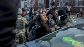 احتجاز شخص من قبل عملاء فيدراليين في مينيابوليس 13 يناير 2026 بالقرب من مكان مقتل رينيه غود برصاص ضابط من إدارة الهجرة الأسبوع الماضي 