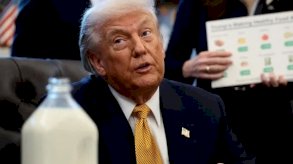 زجاجة الحليب على مكتب ترامب