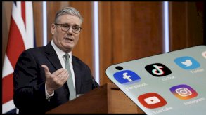 تجري في فرنسا حالياً مناقشة مشروعَي قانون أحدهما مدعوم من الرئيس إيمانويل ماكرون يهدفان إلى حظر استخدام وسائل التواصل الاجتماعي على من هم دون 15 عاماً (رويترز)