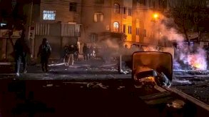 إيرانيون يتجمعون أثناء إغلاقهم أحد الشوارع خلال احتجاجات في العاصمة الإيرانية طهران، في 9 يناير/كانون الثاني 2026، قبل أن تسيطر عليها الحكومة