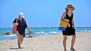 سياح أوروبيون على شاطئ جزيرة جربة التونسية بتاريخ 18 يوليو 2020