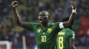 الهداف فانسان أبو بكر يحتفل بتسجيل الهدف الثالث للكاميرون خلال مباراتهم ضد إثيوبيا في كأس الأمم الأفريقية على ملعب أوليمبي في ياوندي بالكاميرون. 13 كانون الثاني/ يناير 2022