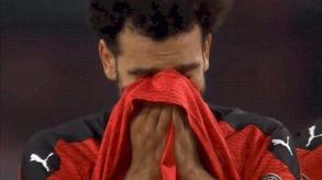 لقطة للنجم المصري محمد صلاح بعيد خسارة فريقه أمام السنغال(تويتر)