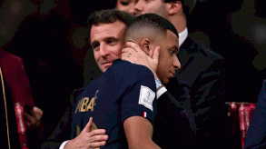 الرئيس الفرنسي إيمانويل ماكرون يواسي كيليان مبابي خلال حفل تقديم الكأس