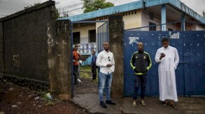 أمام مركز للاقتراع في موروني عاصمة جزر القمر في 14 كانون الثاني (يناير) 2024 