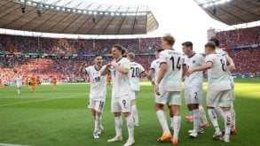 النمساوي مارسيل سابيتسر يحتفل مع زملائه بعد تسجيله هدف الفوز في مرمى هولندا 3-2 في الجولة الثالثة الاخيرة من كأس أوروبا 