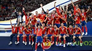 منتخب اسبانيا يحتفل بعرش أوروبا للمرة الرابعة
