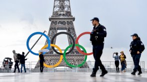 أولمبياد باريس.. يد تحمل الشعلة وأخرى أصابعها على السلاح!