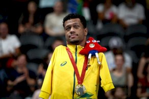 لم يخف الرياضي مبتور الذراعين وبساقين ضامرتين رضاه بعد تألقه في حوض السباحة في قاعة 