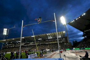 السويدي أرمان دوبلانتيس خلال مشاركته في الدور النهائي لمسابقة القفز بالزانة في الدوري الماسي في بروكسل في 13 أيلول/سبتمبر 2024