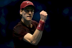 الايطالي يانيك سينر يحتفل بتأهله الى نصف نهائي البطولة الختامية 