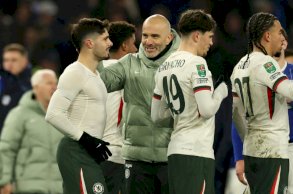 الإيطالي انتسو ماريسكا مع لاعبي تشلسي بعد الفوز على كارديف سيتي في كأس الرابطة الإنكليزية لكرة القدم، في 16 كانون الأول/ديسمبر 2025