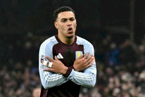 لاعب وسط أستون فيلا مورغان رودجرز (#27) يحتفل بتسحيل هدف فريقه الأول في مرمى مانشستر يونايتد ضمن الدوري الإنكليزي لكرة القدم. ملعب فيلا بارك، برمنغهام، وسط إنكلترا، في 21 كانون الأول/ديسمبر 2025.