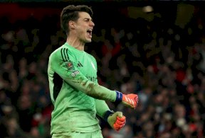 الإسباني كيبا أريزابالاغا حارس مرمى أرسنال يحتفل بعد الفوز على كريستال بالاس في كأس الرابطة الإنكليزية لكرة القدم، في 23 كانون الثاني/يناير 2025