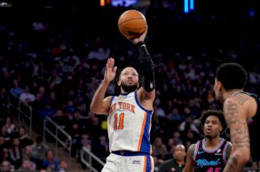 سجّل جايلن برونسون 47 نقطة، هي الاعلى له هذا الموسم، وقاد فريقه نيويورك نيكس للفوز على ميامي هيت 132-125 في ماديسون سكوير غاردن في 21 كانون الاول/ديسمبر 2025