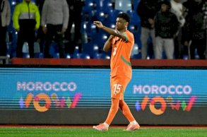 مهاجم منتخب ساحل العاج أماد ديالو (#15) يحتفل بتسجيل هدف فريقه الأول في مرمى موزامبيق ضمن منافسات المجموعة السادسة من كأس الأمم الإفريقية لكرة القدم. ملعب مراكش في مراكش، في 24 كانون الأول/ديسمبر 2025. 