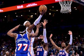 النجم الكندي شاي غلجيوس-ألكسندر (رقم 2) في محاولة تسجيل خلال مباراة فريقه أوكلاهوما سيتي ثاندر مع ضيفه فيلادلفيا سفنتي سيكسرز في دوري كرة السلة الأميركي للمحترفين. أوكلاهوما سيتي، أوكلاهوما، في 28 كانون الأول/ديسمبر 2025