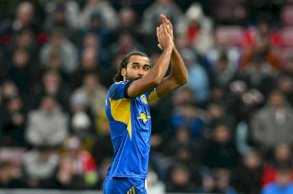 دومينيك كالفرت لوين يصفق لجمهور ناديه ليدز يونايتد بمواجهة سندرلاند في الدوري الإنكليزي لكرة القدم، في 28 كانون الأول/ديسمبر 2025