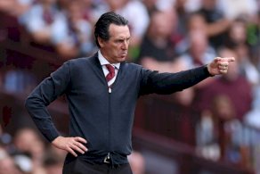 الإسباني أوناي إيمري مدرب أستون فيلا في مواجهة نيوكاسل يونايتد ضمن الدوري الإنكليزي لكرة القدم. ملعب فيلا بارك، برمنغهام، في 16 آب/أغسطس 2025