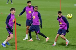 الأوروغوياني رونالدو أراوخو (الثاني من اليسار) في تمارين فريقه برشلونة الإسباني لكرة القدم