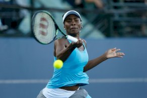 الاميركية فينوس وليامس خلال مباراتها أمام أليسون ريسك في نصف نهائي دورة بنك أوف ذا ويست كلاسيك على ملعب تاوب فاميلي بجامعة ستانفورد في كاليفورنيا في 23 يوليو/تموز 2016 