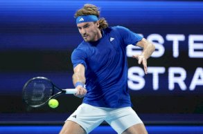 لعب اليوناني ستيفانوس تسيتسيباس أول مباراة له منذ ما يقرب من أربعة أشهر حيث تغلب على الياباني شينتارو موتشيزوكي