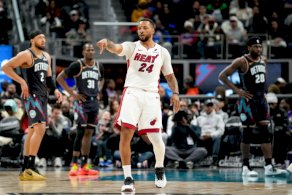 نجم ميامي هيت نورمان باول خلال المباراة ضد ديترويت بيستونز في دوري كرة السلة الأميركي للمحترفين. ديترويت، ميشيغين، في الأول من كانون الثاني/يناير 2026