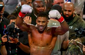 البريطاني أنتوني جوشوا يحتفل بفوزه بالضربة القاضية على جايك بول في ميامي في 19 كانون الاول/ديسمبر 2025