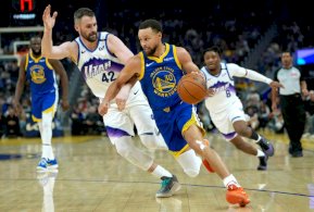 ستيفن كوري نجم غولدن ستايت ووريرز يخترق نحو السلة خلال فوز ووريرز على يوتا جاز في دوري كرة السلة الأميركي للمحترفين، في 3 كانون الثاني/يناير 2025