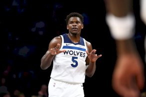 انتوني ادواردز خلال مباراة فريقه مينيسوتا تمبروولفز أمام كليفلاند كافالييرز في دوري كرة السلة الاميركي للمحترفين الخميس في 8 كانون الثاني/يناير 2026