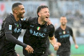 المدافع الكوسوفي أمير رحماني (وسط) يحتفل بالتسجيل لنابولي في مرمى مضيفه لاتسيو في الدوري الإيطالي لكرة القدم. روما في الرابع من كانون الثاني/يناير 2026