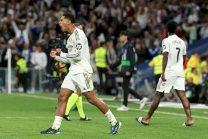 الإنكليزي جود بيلينغهام لاعب ريال مدريد يحتفل بعد الفوز على برشلونة في الدوري الإسباني لكرة القدم. ملعب سانتياغو برنابيو، مدريد، في 26 تشرين الأول/أكتوبر 2025