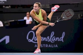 البيلاروسية أرينا سابالينكا خلال مواجهتها الأميركية ماديسون كيز في ربع نهائي دورة بريزبين الأسترالية في كرة المضرب الجمعة في 9 كانون الثاني/يناير 2025