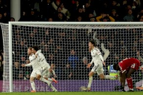 لاعبو فولهام يحتفلون بهدف هاريسون ريد (يسار) في مرمى ليفربول. لندن في الرابع من كانون الثاني/يناير 2026