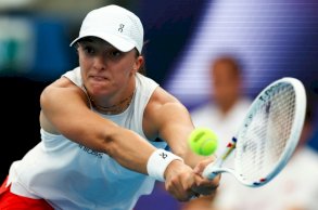 البولندية إيغا شفيونتيك تصد كرة للهولندية سوزان لامينس في منافسات كأس يونايتد لكرة المضرب في سيدني في 7 كانون الثاني/يناير 2026 