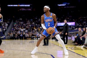 الكندي شاي غلجيوس-ألكسندر خلال مباراة فريقه أوكلاهوما سيتي ثاندر مع غولدن ستايت ووريرز في دوري كرة السلة الأميركي للمحترفين. سان فرانسيسكو، كاليفورنيا، في 2 كانون الثاني/يناير 2026