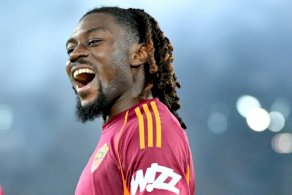 الفرنسي مانو كوني لاعب روما يحتفل بهدفه في مرمى ساسوولو في الدوري الإيطالي لكرة القدم، في 10 كانون الثاني/يناير 2025