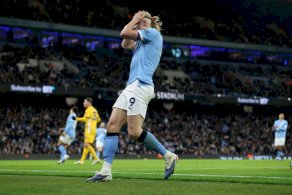 ردة فعل النرويجي ارلينغ هالاند لاعب مانشستر سيتي بعد إهداره إحدى الفرص امام برايتون في الدوري الانكليزي لكرة القدم الاربعاء في 7 كانون الثاني/يناير 2026