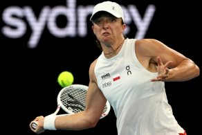 البولندية إيغا شفيونتيك تصد كرة للاسترالية مايا جوينت في ربع نهائي كأس يونايتد لكرة المضرب في سيدني في 9 كانون الثاني/يناير 2026