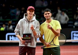 تفوق ألكاراس (يمين) على سينر في مباراة استعراضية في كوريا الجنوبية